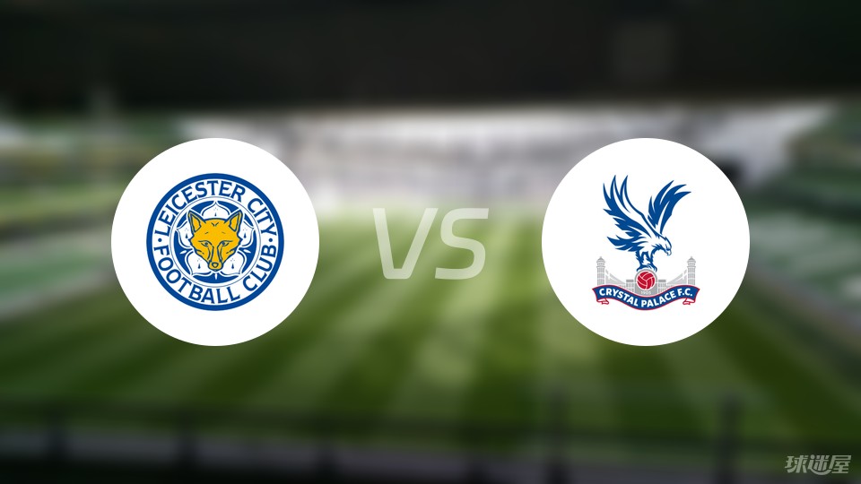 我们穿着同样的红色，在晚风里散开。